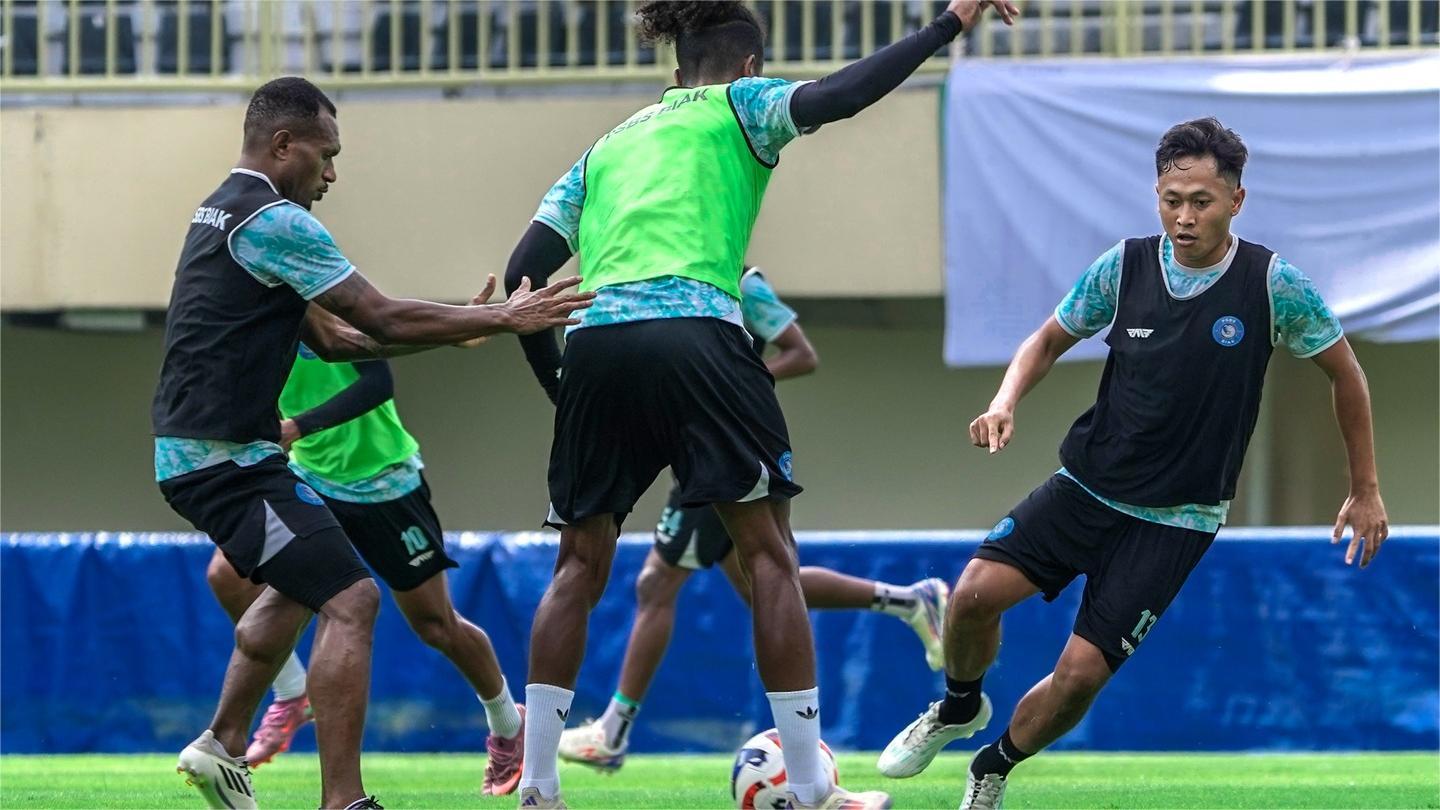 Pemain PSBS Biak berlatih jelang pekan 9 Liga 1 2025. (ig @psbsofficial)